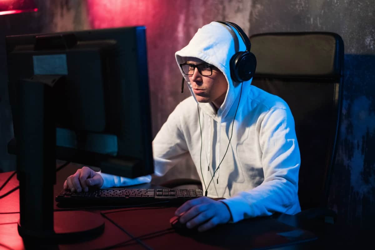 jeune-mâle-vidéo-jeu-addict-dans-le-capot-jouer-
