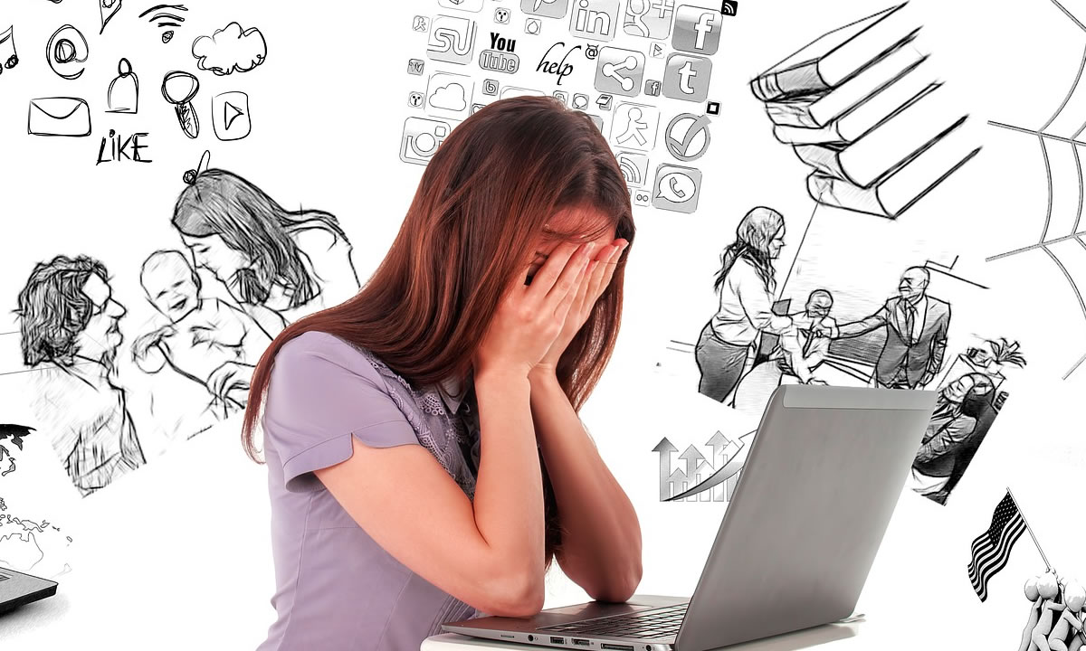 Professional Girl Gamer joue au MMORPG / jeu vidéo de stratégie sur son ordinateur. Elle participe au tournoi de cyber-jeux en ligne, joue à la maison ou au café Internet. Elle porte un casque de jeu.